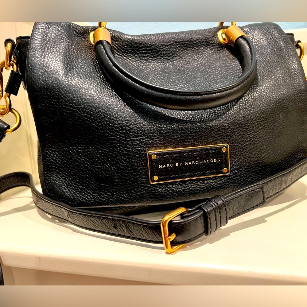 Authentic Marc Jacobs black leather crossbody with Gold hardware🖤